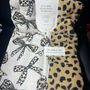 Cozy Sunday Reversible Bow and Leopard Print Blanket/Throw